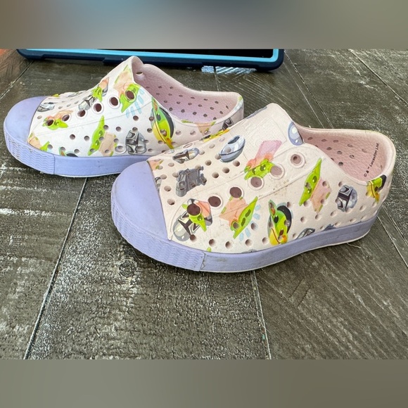 NATIVE X STAR WARS Girls Pink Purple Mandolorian Grogu Jeffersons Size C5 - Picture 5 of 7